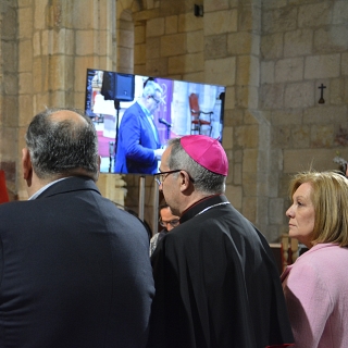 El obispo firma el decreto de coronación de la Virgen de La Soledad