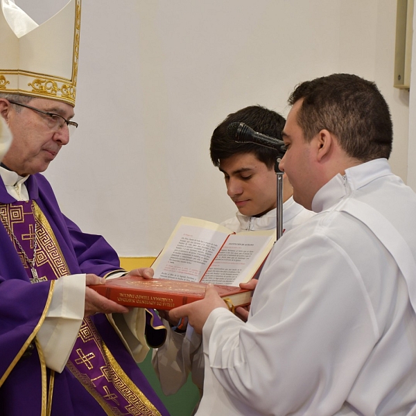 Víctor Jambrina, acólito y lector en el día del Seminario