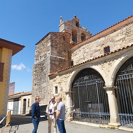 Un rayo derrumba parte de la espadaña de la iglesia parroquial de Alcañices