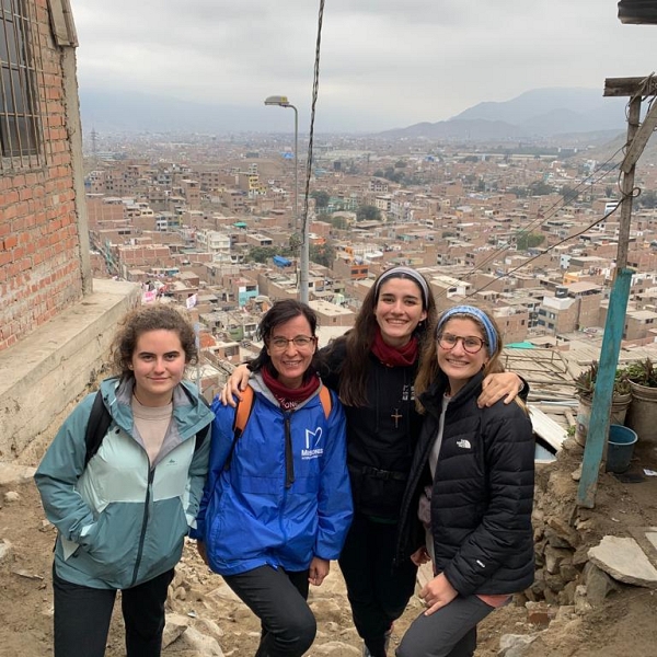 Lara Ochoa y un grupo de misioneras