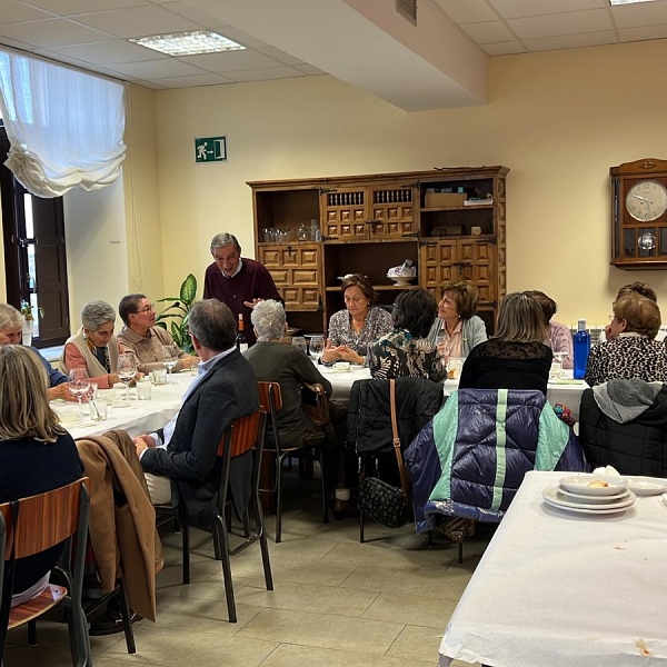 Profesores de religión de diferentes generaciones celebran un día de formación y convivencia