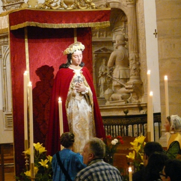 Imposición de medallas a los hermanos de la Asociación Virgen de la Saleta