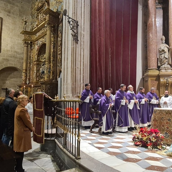 La catedral se llena para despedir a Benedicto XVI