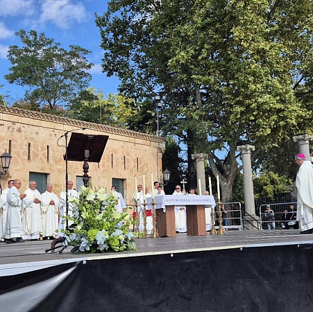 El atrio de la catedral se llena para celebrar el Jubileo de las Cofradías