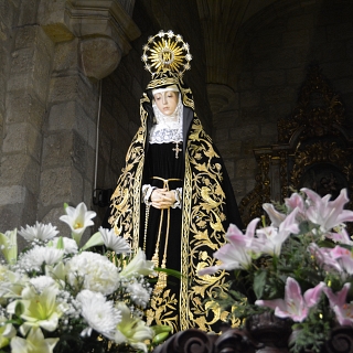 El obispo firma el decreto de coronación de la Virgen de La Soledad