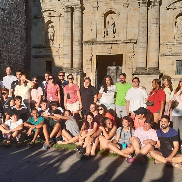 56 peregrinos de Zamora realizan el Camino de Santiago con otros 500 jóvenes de la región