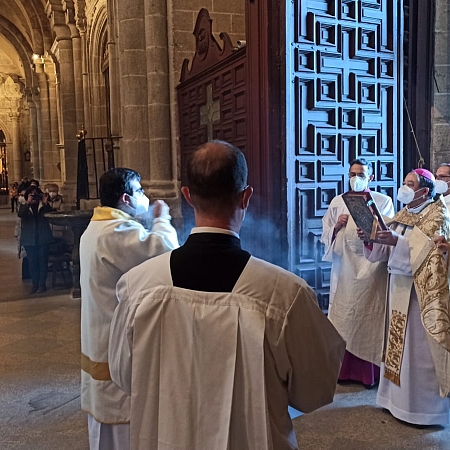 El nuncio abre la Puerta Santa del Año Jubilar de Zamora