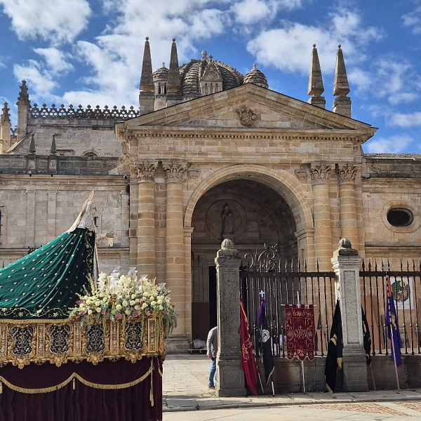 El atrio de la catedral se llena para celebrar el Jubileo de las Cofradías