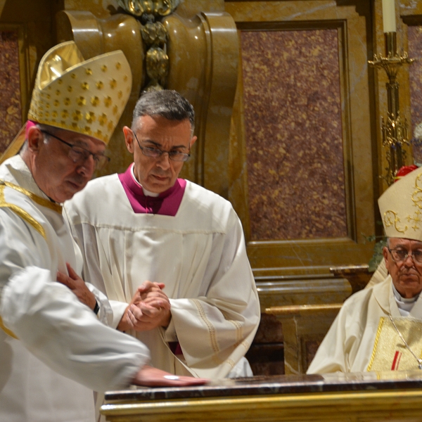 La diócesis inicia el curso con la celebración del rito de la dedicación del altar de la catedral