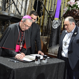 El obispo firma el decreto de coronación de la Virgen de La Soledad