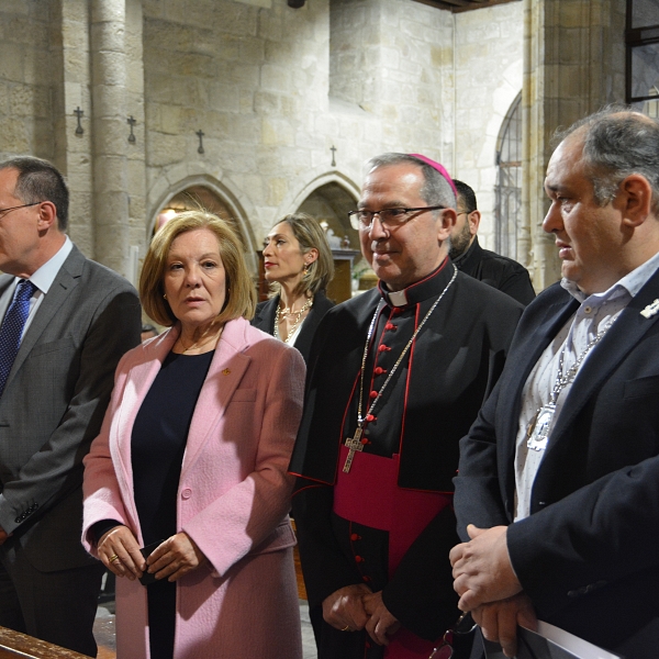 El obispo firma el decreto de coronación de la Virgen de La Soledad