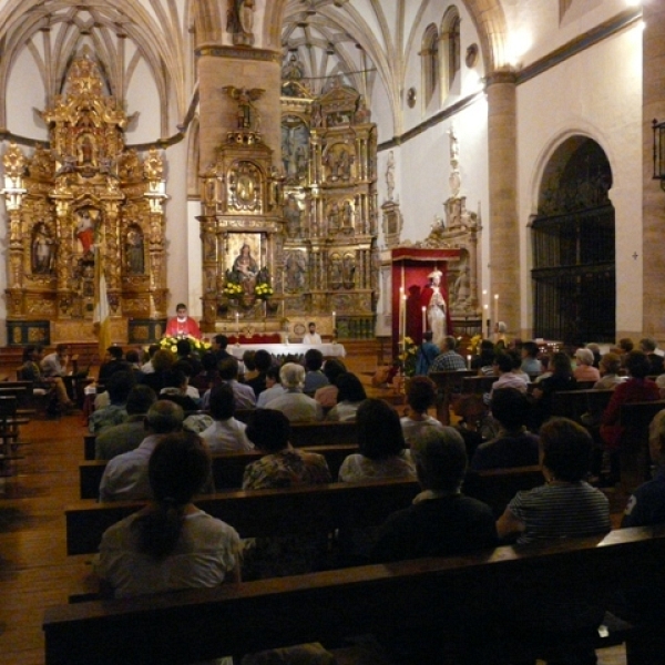 Imposición de medallas a los hermanos de la Asociación Virgen de la Saleta