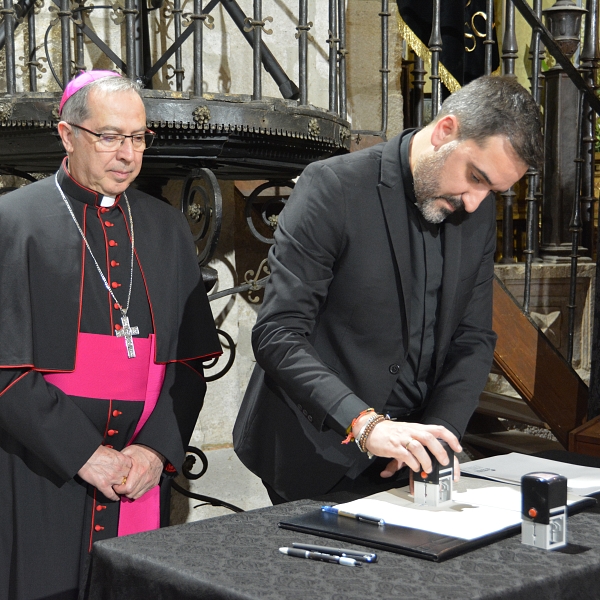 El obispo firma el decreto de coronación de la Virgen de La Soledad