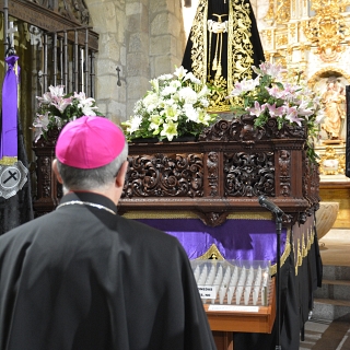 El obispo firma el decreto de coronación de la Virgen de La Soledad