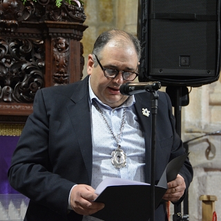 El obispo firma el decreto de coronación de la Virgen de La Soledad