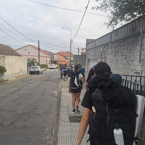 56 peregrinos de Zamora realizan el Camino de Santiago con otros 500 jóvenes de la región