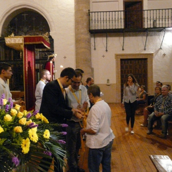 Imposición de medallas a los hermanos de la Asociación Virgen de la Saleta