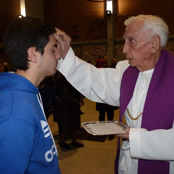 Imposición de la ceniza en Cristo Rey