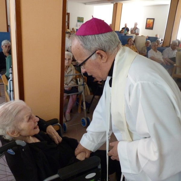 Unción de enfermos en la Residencia de Villarrín