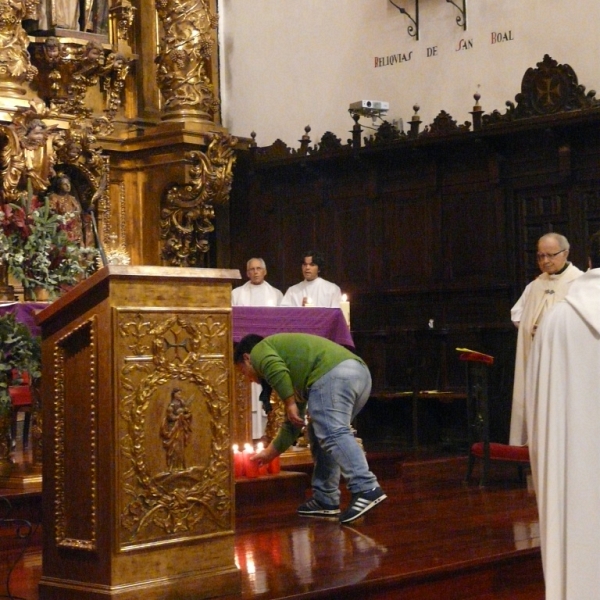 El obispo preside la vigilia de la Inmaculada en la iglesia de San Torcuato