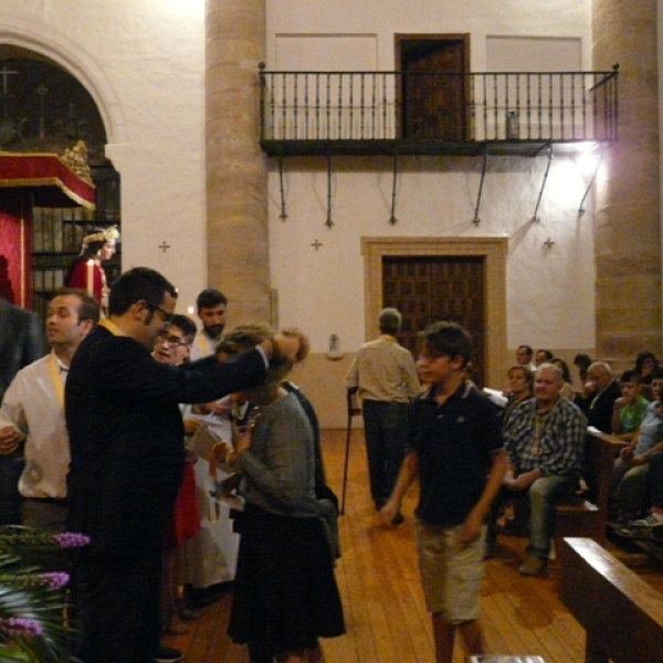 Imposición de medallas a los hermanos de la Asociación Virgen de la Saleta