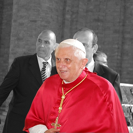 El obispo de Zamora invita a rezar por el papa emérito Benedicto XVI