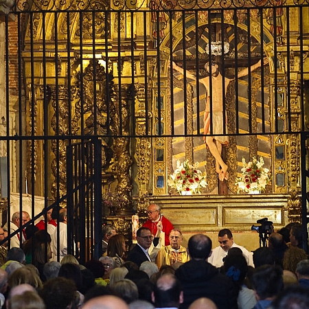 El Cristo de Morales vuelve a reunir a miles de fieles en torno a la Cruz Gloriosa