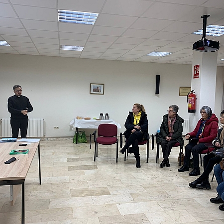 La directora de la oficina de protección al menor ofrece un charla a catequistas en Benavente