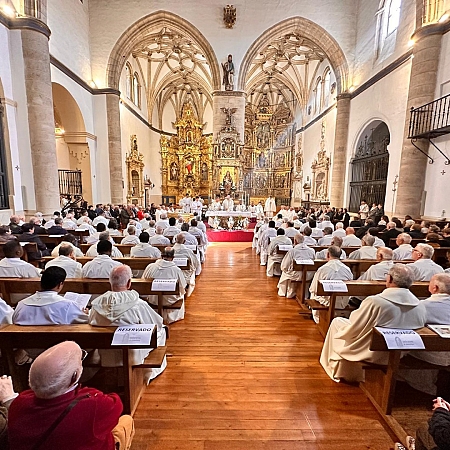 La iglesia de San Andrés reúne al presbiterio zamorano en torno a la Misa Crismal