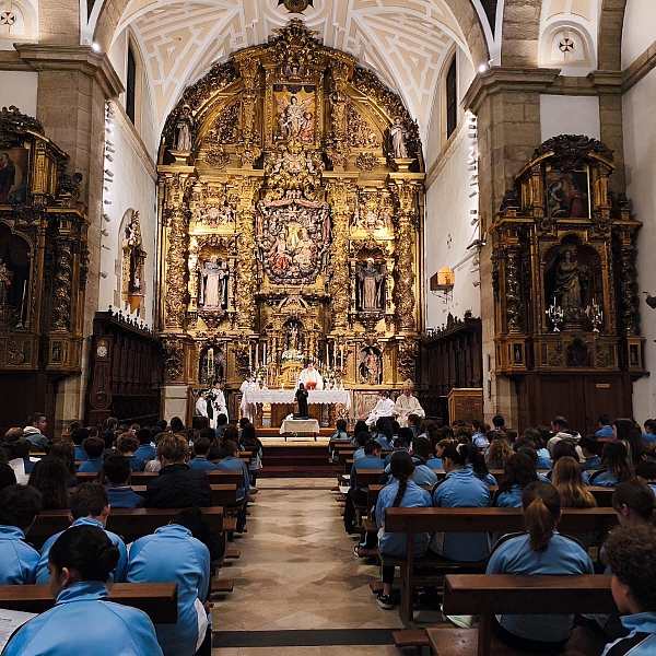 El obispo, Fernando Valera, visita el Colegio Medalla Milagrosa en la fiesta de Santa Luisa