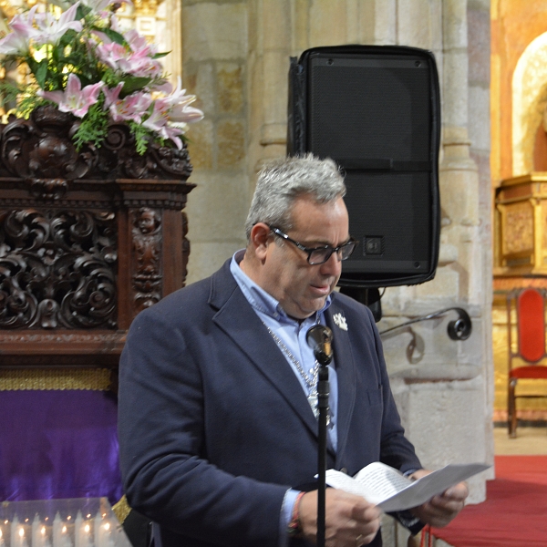 El obispo firma el decreto de coronación de la Virgen de La Soledad