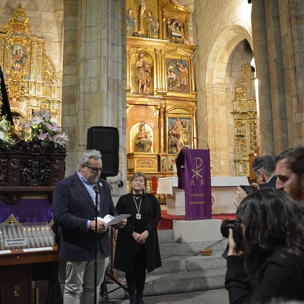 El obispo firma el decreto de coronación de la Virgen de La Soledad