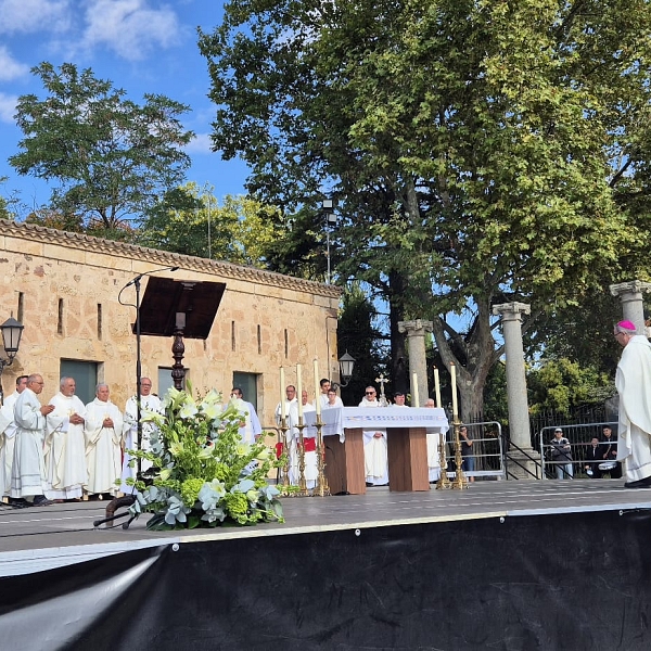 El atrio de la catedral se llena para celebrar el Jubileo de las Cofradías