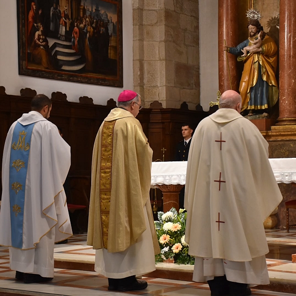 Fernando Valera preside en San Vicente la eucaristía de los Santos Ángeles Custodios