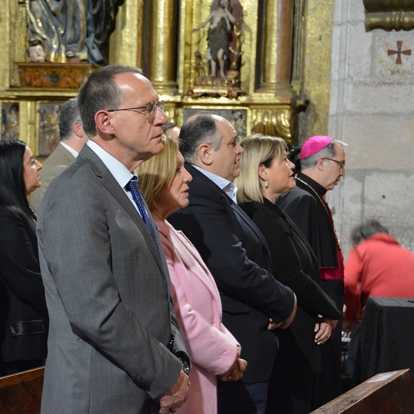 El obispo firma el decreto de coronación de la Virgen de La Soledad