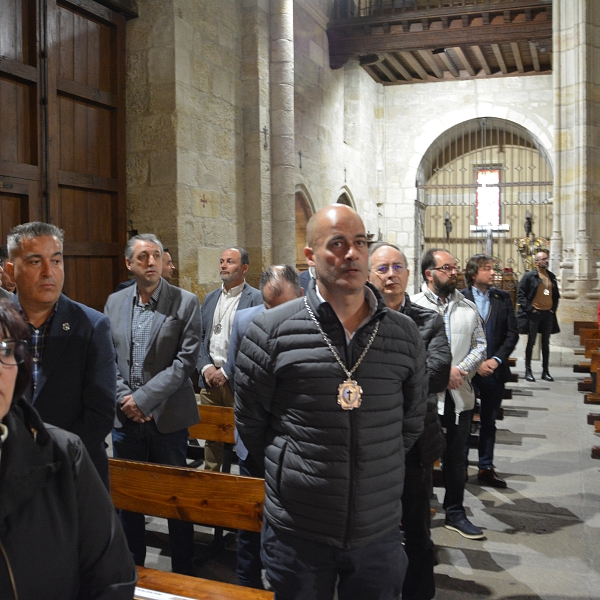 El obispo firma el decreto de coronación de la Virgen de La Soledad