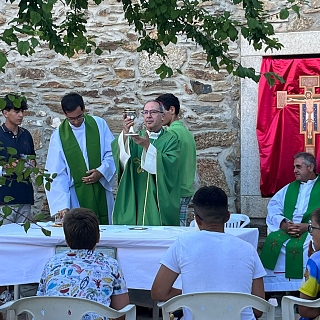 El campamento vocacional de Villadepera recibe la visita del obispo