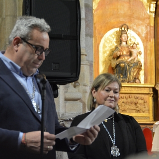 El obispo firma el decreto de coronación de la Virgen de La Soledad