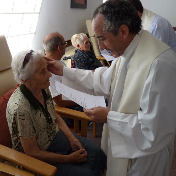 Unción de enfermos en la Residencia de Villarrín