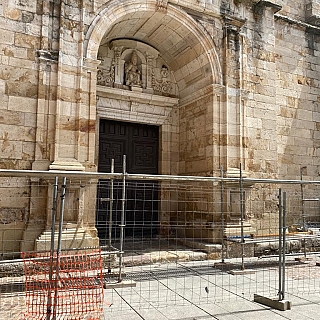 Se inicia la retirada y consolidación de los escudos de la iglesia de San Ildefonso