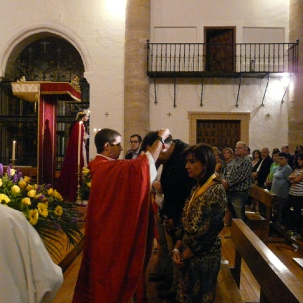 Imposición de medallas a los hermanos de la Asociación Virgen de la Saleta