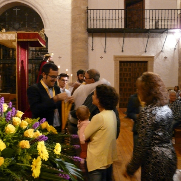 Imposición de medallas a los hermanos de la Asociación Virgen de la Saleta