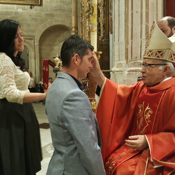 Vigilia de Pentecostés y confirmaciones de adultos