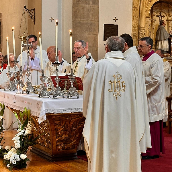 La iglesia de San Andrés reúne al presbiterio zamorano en torno a la Misa Crismal