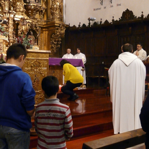 El obispo preside la vigilia de la Inmaculada en la iglesia de San Torcuato