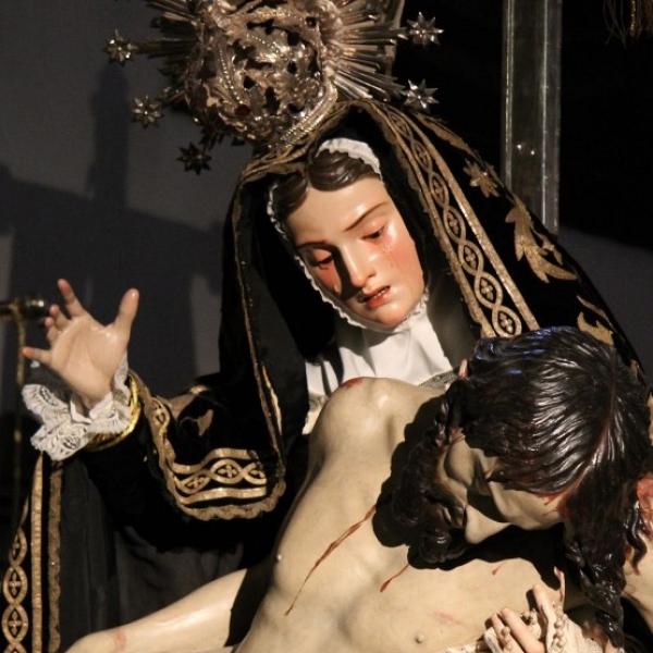 Nuestra Madre de las Angustias: una corona para la cabeza, la otra para el corazón