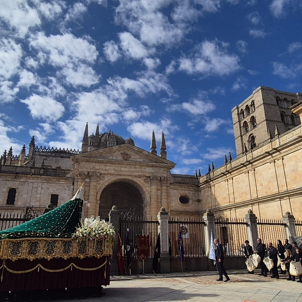 El atrio de la catedral se llena para celebrar el Jubileo de las Cofradías