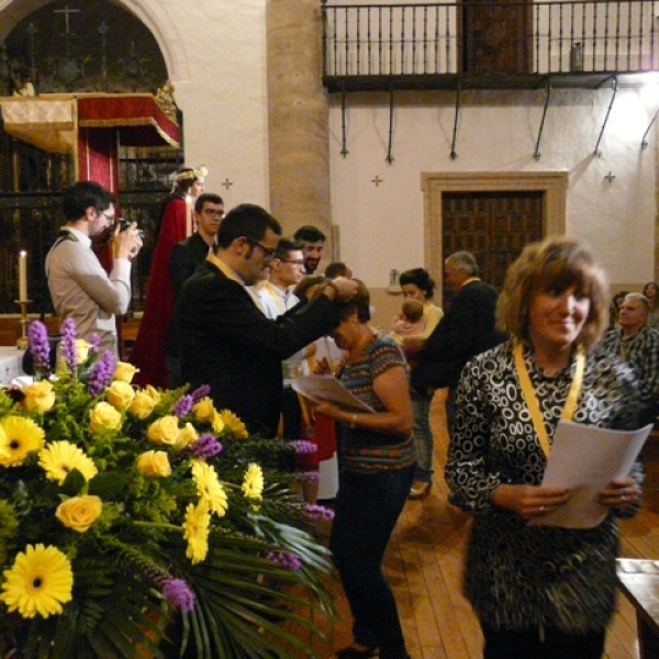 Imposición de medallas a los hermanos de la Asociación Virgen de la Saleta