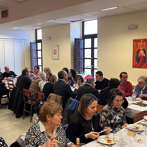 Profesores de religión de diferentes generaciones celebran un día de formación y convivencia