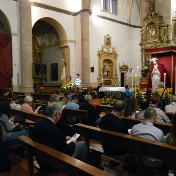 Imposición de medallas a los hermanos de la Asociación Virgen de la Saleta